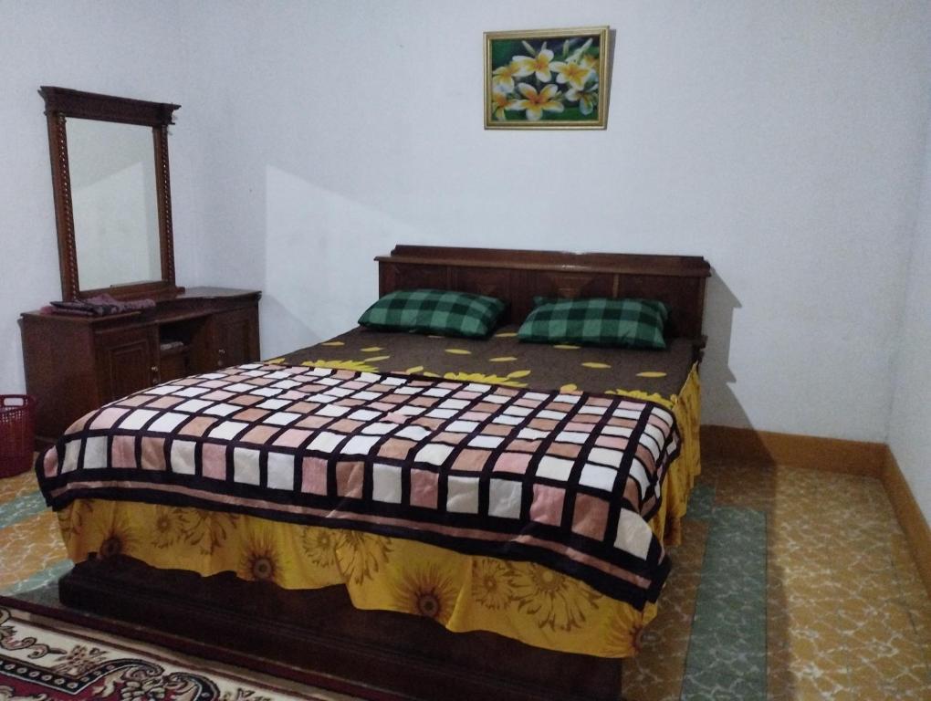 Postel nebo postele na pokoji v ubytování Hasbi Homestay Syariah