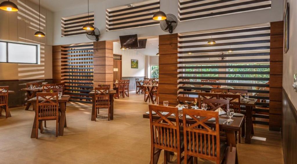 The Sanihara في فيثايراي: مطعم بطاولات وكراسي خشبية في الغرفة