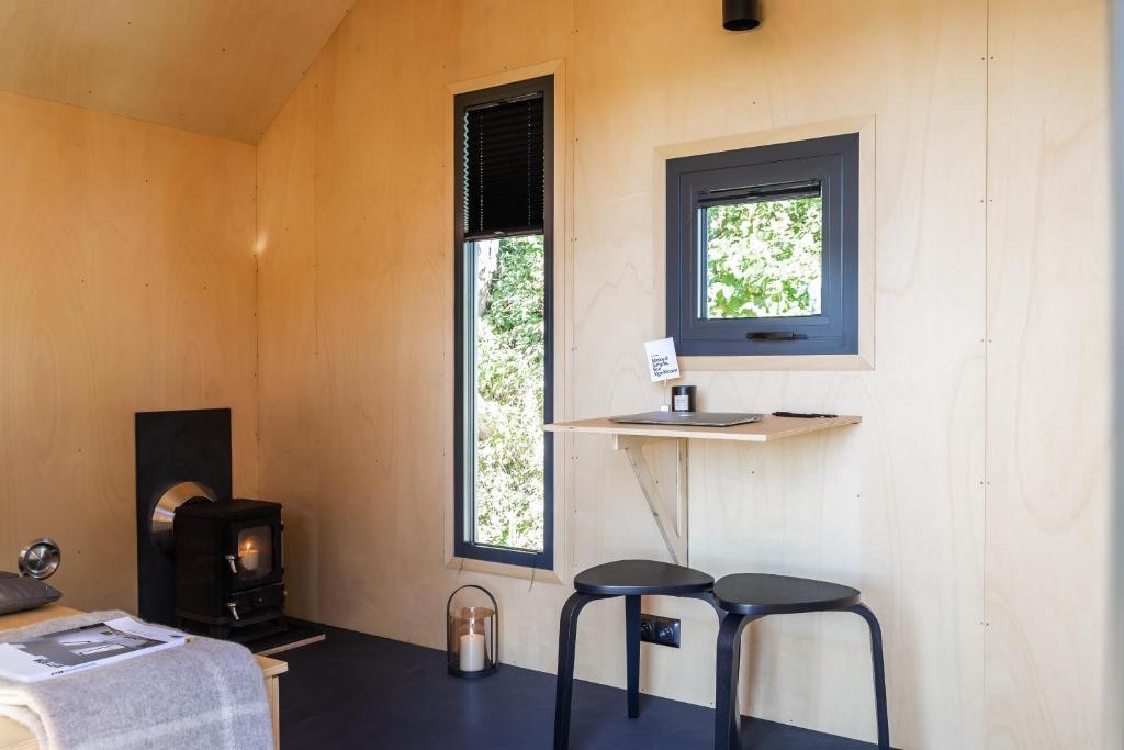 Pokój z dwoma stołkami w małym domku w obiekcie Tiny House in the countryside w mieście Årnes