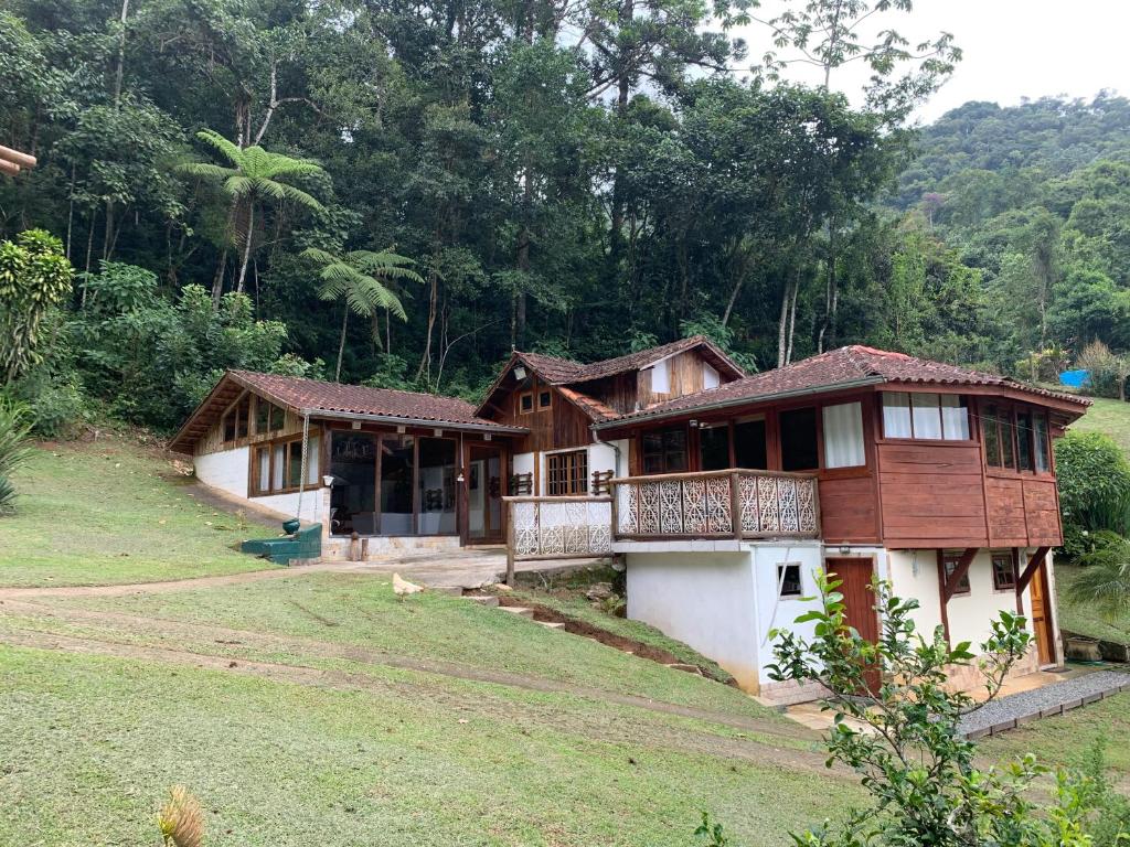雷森迪德馬烏阿的住宿－CasaMauá，山坡上几栋树屋