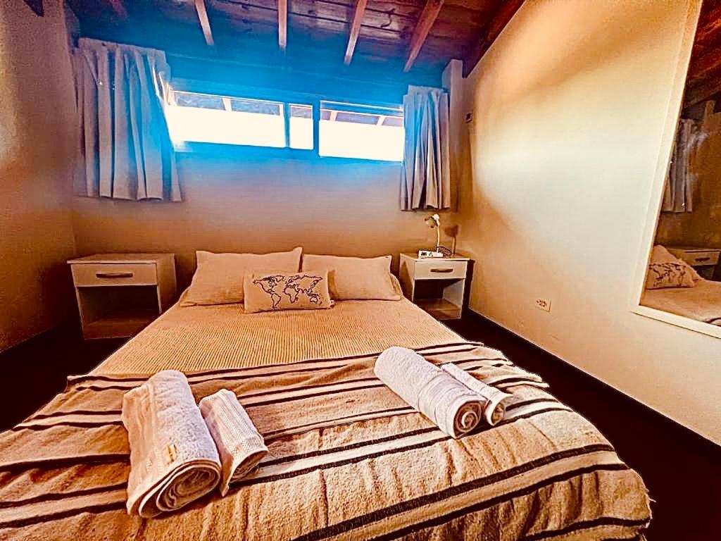 1 dormitorio con 1 cama con 2 toallas en Cálido departamento en Tigre en El Talar de Pacheco