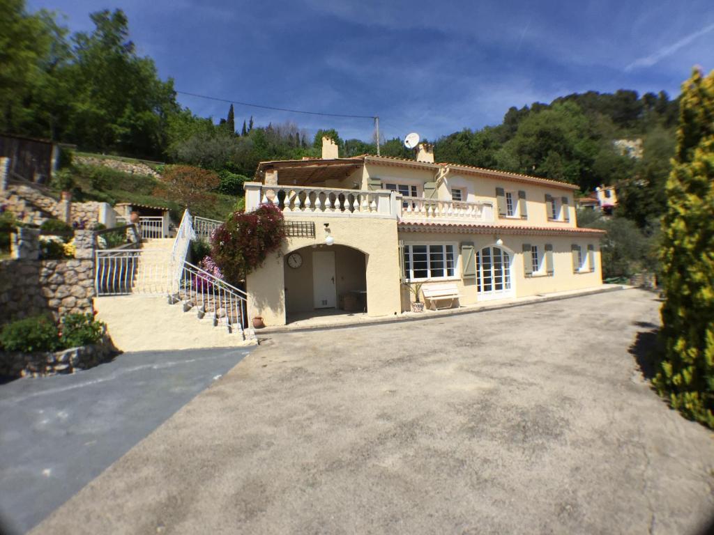 une grande maison avec une grande allée. dans l'établissement villa la source claire, à Carros