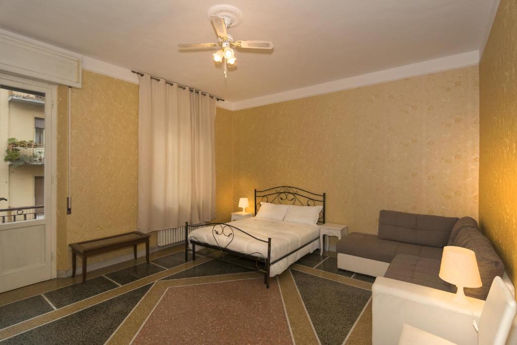 uma sala de estar com uma cama e um sofá em Holiday Pisa Gare 2 em Pisa