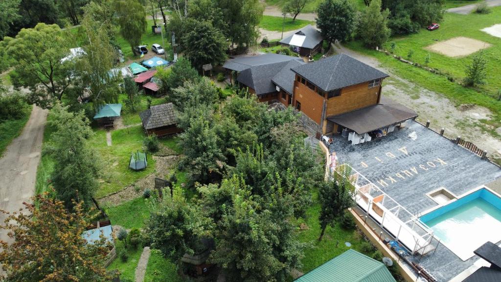 eine Luftansicht eines Hauses mit Pool in der Unterkunft Kozatskiy Dvir in Stryi
