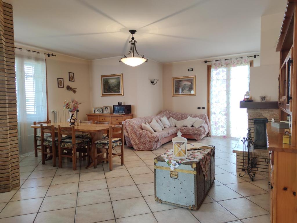 ein Wohnzimmer mit einem Sofa und einem Tisch in der Unterkunft Relax in collina a due passi dal mare in Torriana