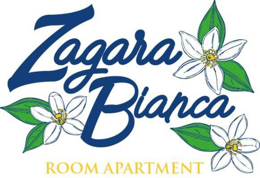 logotipo de un apartamento con flores blancas en Zagara Bianca, en Maiori