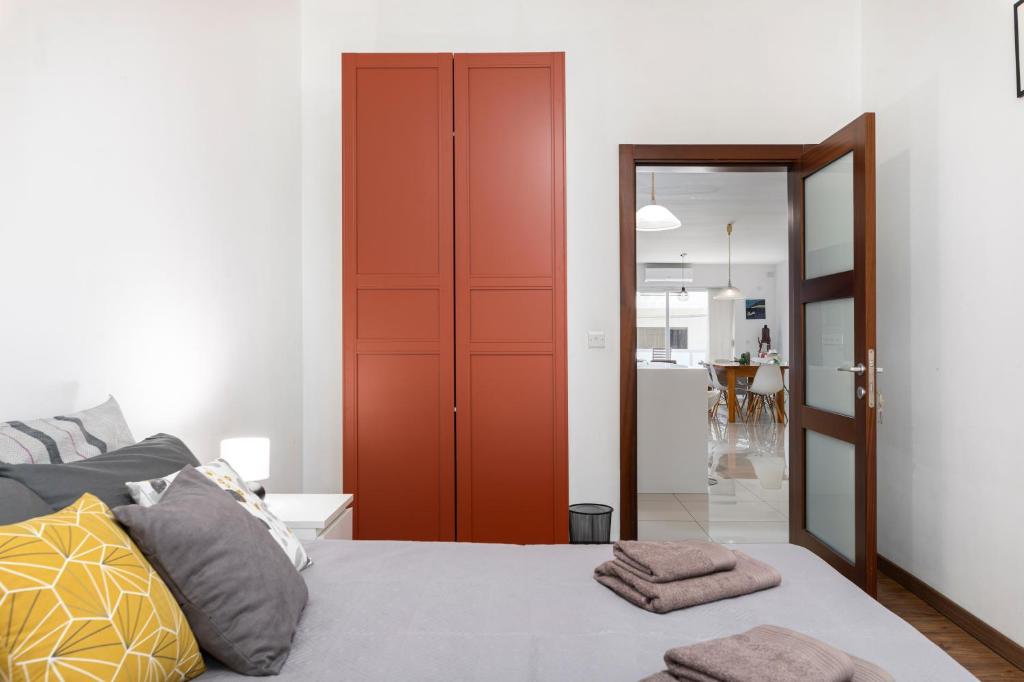 Postel nebo postele na pokoji v ubytování Chic, Modern & Spacious 2BR Apartment close to the sea - Marsaskala