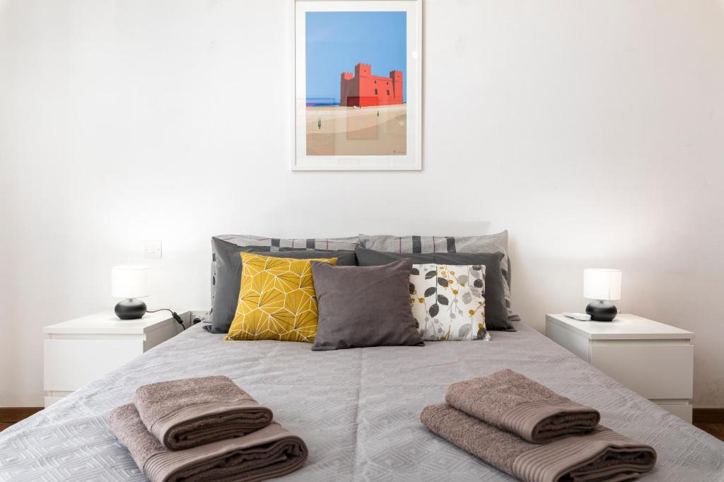 Postel nebo postele na pokoji v ubytování Chic, Modern & Spacious 2BR Apartment close to the sea - Marsaskala