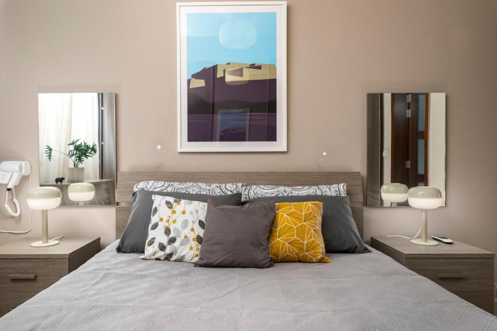 Postel nebo postele na pokoji v ubytování Chic, Modern & Spacious 2BR Apartment close to the sea - Marsaskala