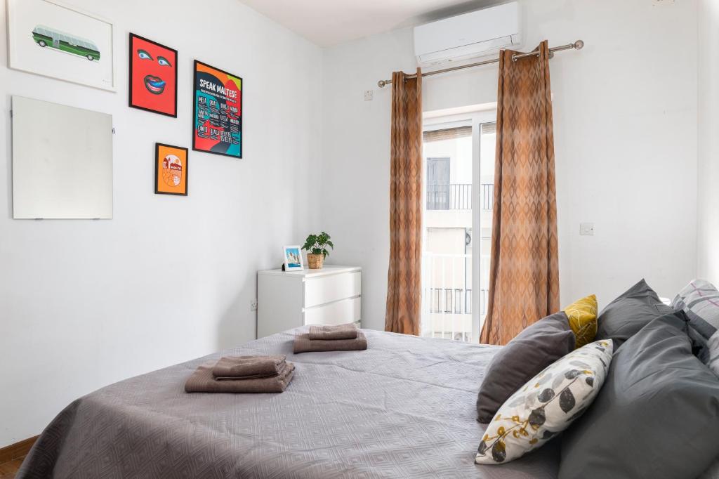 Postel nebo postele na pokoji v ubytování Chic, Modern & Spacious 2BR Apartment close to the sea - Marsaskala