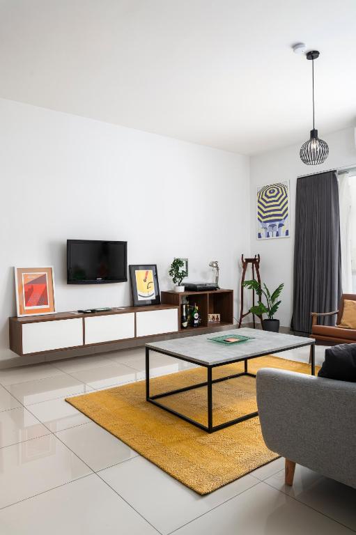 TV a/nebo společenská místnost v ubytování Chic, Modern & Spacious 2BR Apartment close to the sea - Marsaskala