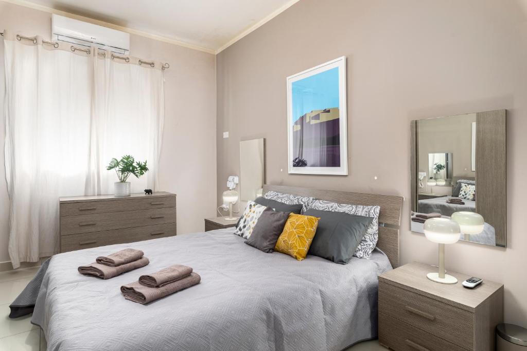 Postel nebo postele na pokoji v ubytování Chic, Modern & Spacious 2BR Apartment close to the sea - Marsaskala
