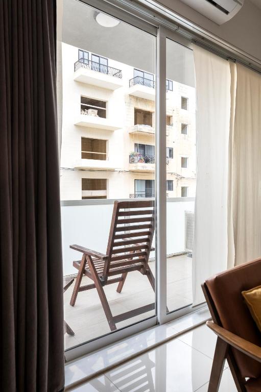Balkón nebo terasa v ubytování Chic, Modern & Spacious 2BR Apartment close to the sea - Marsaskala