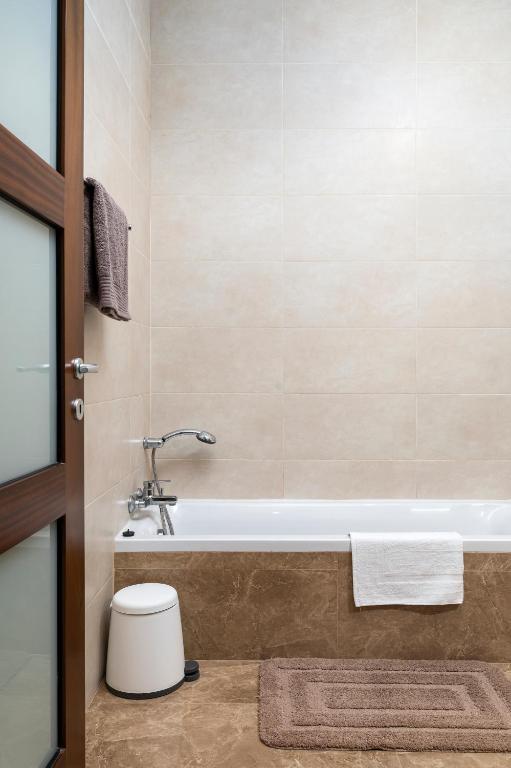 Koupelna v ubytování Chic, Modern & Spacious 2BR Apartment close to the sea - Marsaskala