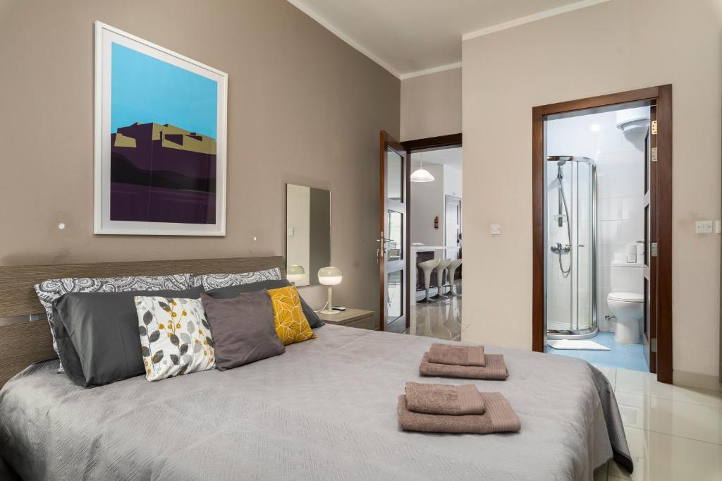 Postel nebo postele na pokoji v ubytování Chic, Modern & Spacious 2BR Apartment close to the sea - Marsaskala