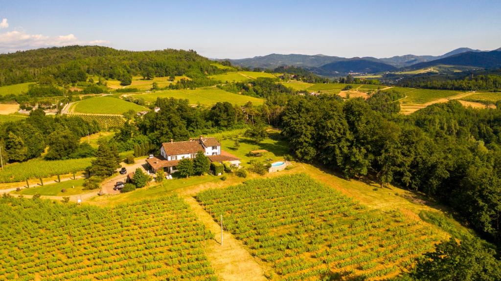 - une vue aérienne sur une ferme située dans les collines dans l'établissement B&B Il Poggio di Gavi, à Gavi
