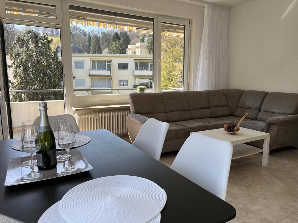 sala de estar con sofá, mesa y sillas en Luxus City Apartment en Baden-Baden