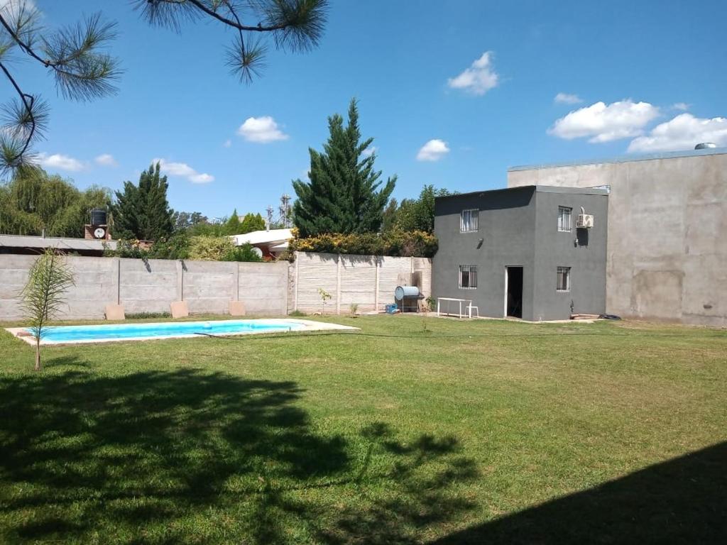 Cabaña piscina parque total privacidad Roldán في رولدان: منزل فيه مسبح في ساحة