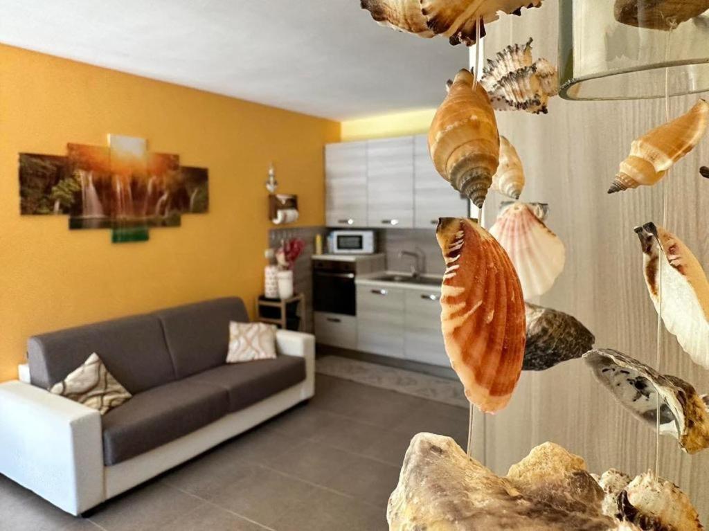 salon z kanapą i kuchnią w obiekcie Casa Vacanza Samantha - Otranto w mieście Otranto