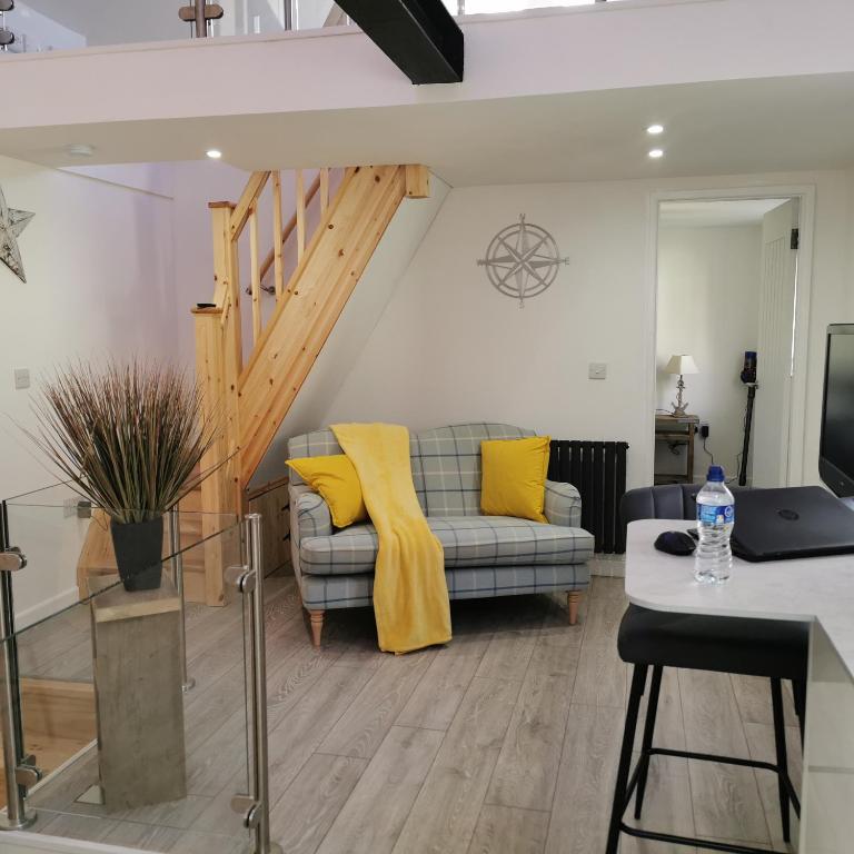 Uma área de estar em AnchorageWells Lodge, Seaview Apartment