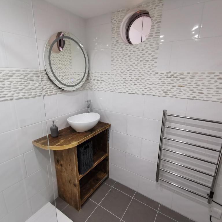 Um banheiro em AnchorageWells Lodge, Seaview Apartment