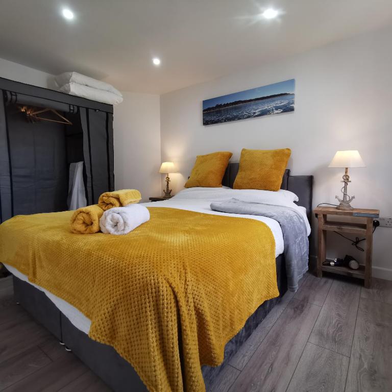 Cama ou camas em um quarto em AnchorageWells Lodge, Seaview Apartment
