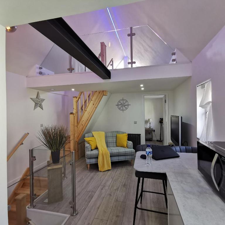 Uma área de estar em AnchorageWells Lodge, Seaview Apartment