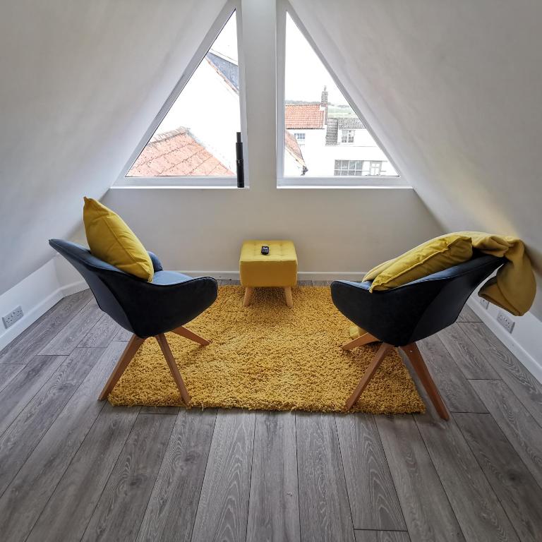 Uma área de estar em AnchorageWells Lodge, Seaview Apartment
