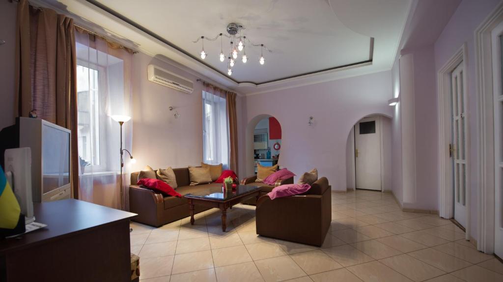 Sala de estar con 2 sofás y mesa en Lviv Euro Hostel, en Leópolis