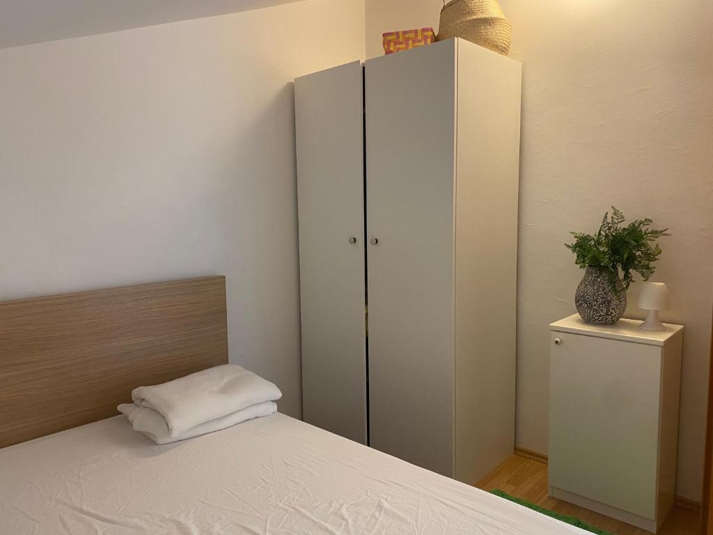 ein Schlafzimmer mit einem weißen Schrank und einem Bett in der Unterkunft Sunny Apartment in Srima