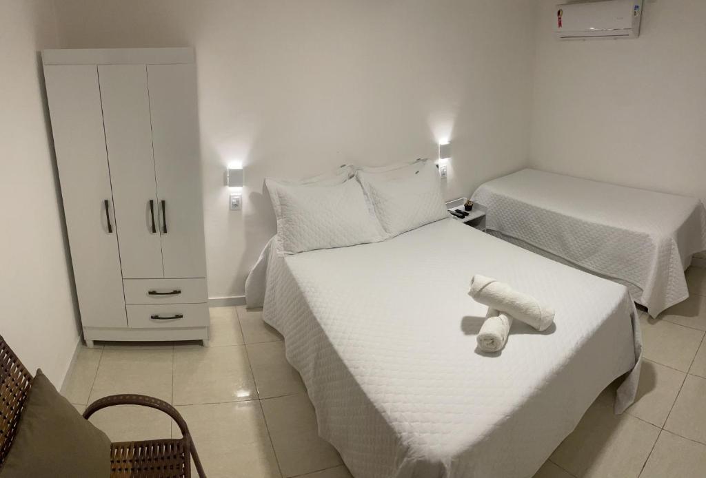 เตียงในห้องที่ Caroá Piranhas Suítes