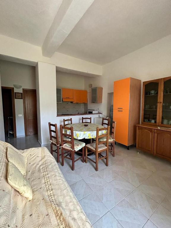 特里尼塔迪亞古圖的住宿－Casa Vacanze Sant'Orsola，一间厨房,里面配有桌椅