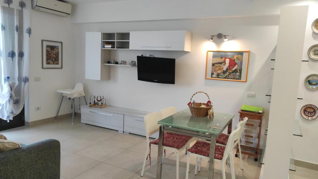 een keuken en eetkamer met een tafel en stoelen bij Appartamento Betty in Porto Santo Stefano