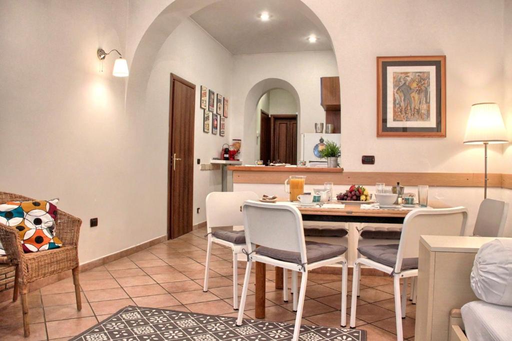 ローマにあるColiseum Rome Apartmentsのキッチン、リビングルーム(テーブル、椅子付)
