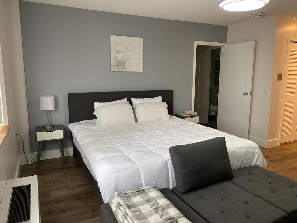een slaapkamer met een groot bed en een bank bij Modernized Studio Apartment in Gadsden, AL in Gadsden