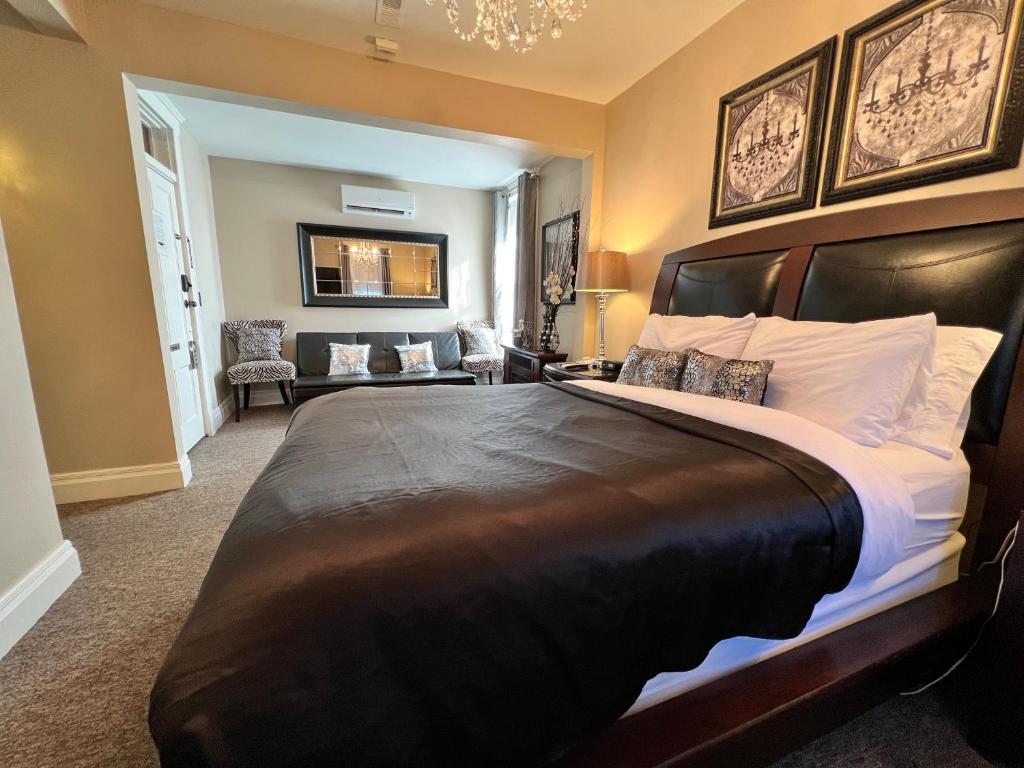 1 dormitorio con 1 cama grande en una habitación en Historic Branson Hotel - Haven Suite with Queen Bed - Downtown - FREE TICKETS INCLUDED en Branson