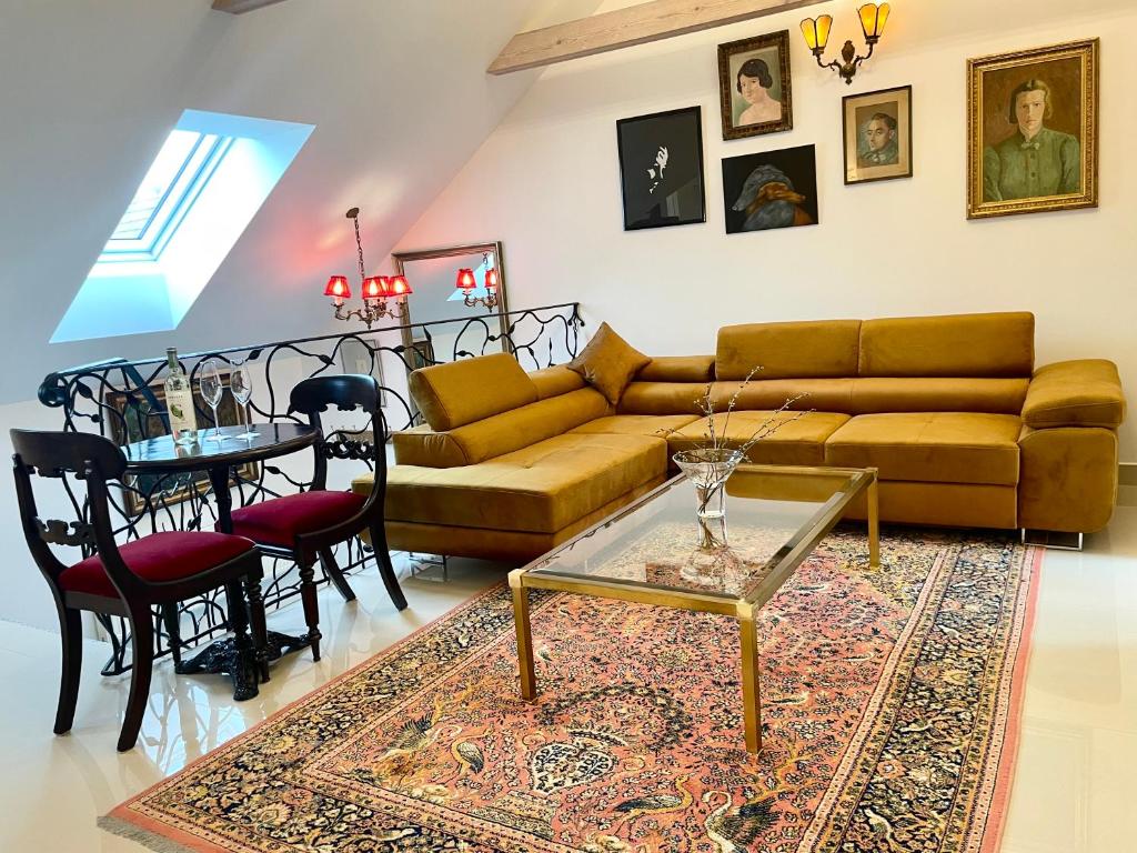 sala de estar con sofá y mesa en LOFT W RYNKU Z JACUZZI, en Supraśl
