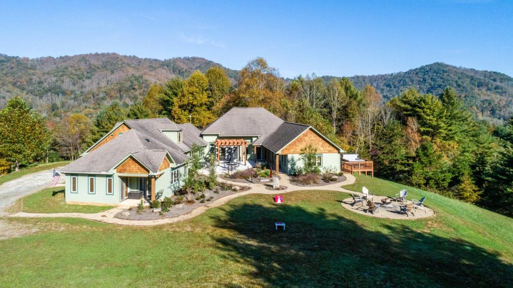 Vue aérienne d'une maison sur une colline dans l'établissement Villa at Stony Woods Estate mountain luxury near Asheville, à Marshall