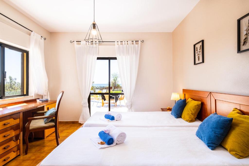 Postel nebo postele na pokoji v ubytování Villa Oasis Del Mar by Algarve Vacation