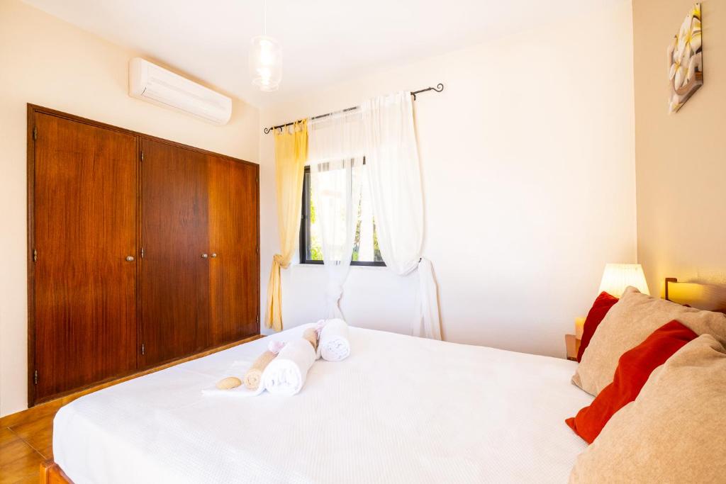 Postel nebo postele na pokoji v ubytování Villa Oasis Del Mar by Algarve Vacation