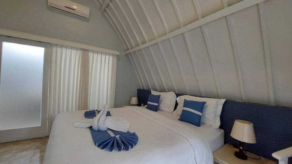 Una cama o camas en una habitación de Cosè Gili Beach Resort