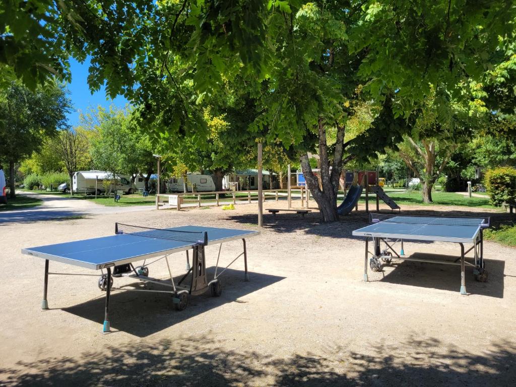 Stolní tenis v ubytování Camping la Venise Verte nebo okolí