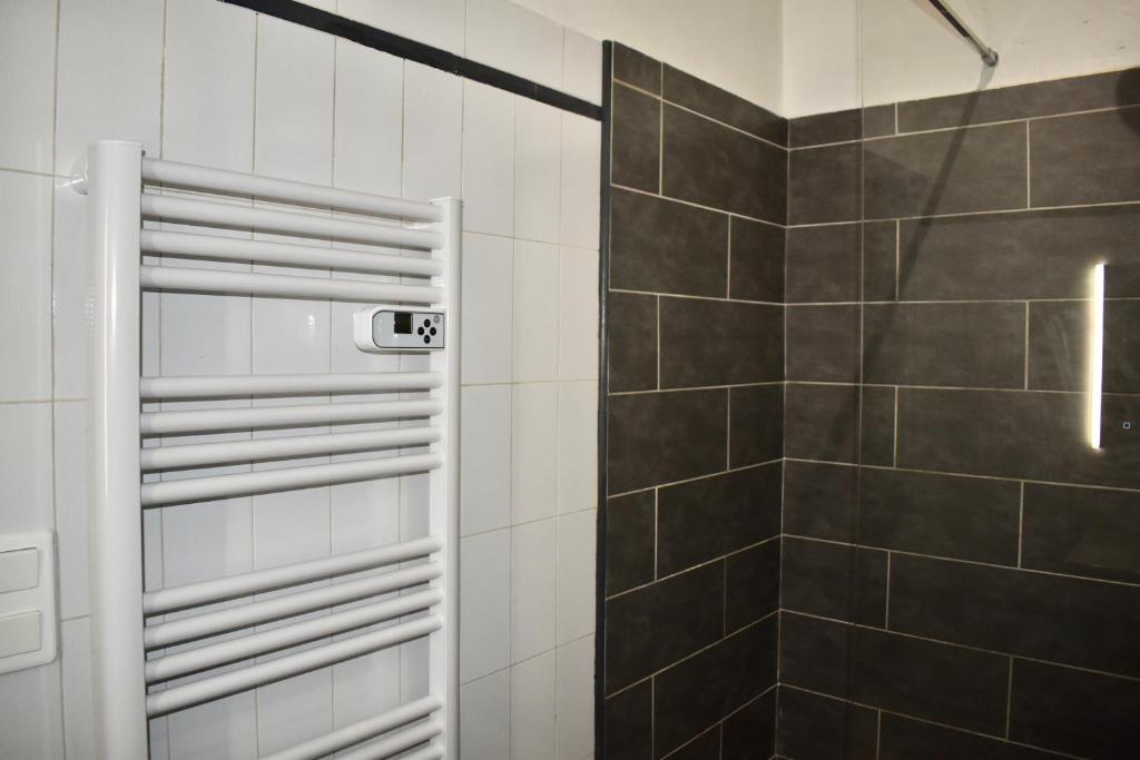 La salle de bains est pourvue d'une cabine de douche et d'une porte en verre. dans l'établissement Sublime Studio Festival Cannes, à Cannes