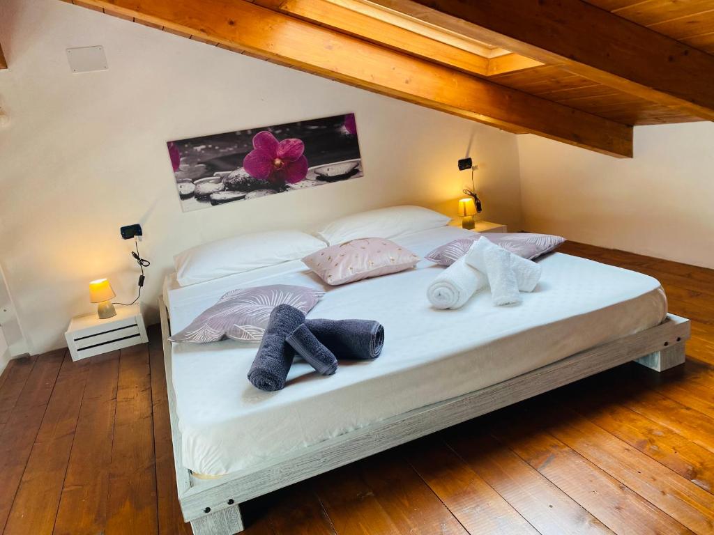 een slaapkamer met een bed met handdoeken erop bij B&B Al Centro - Ossi in Ossi