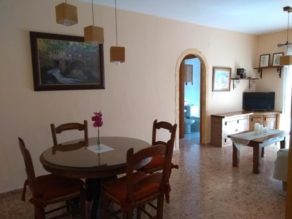 a kitchen and dining room with a table and chairs at MARIANS in Salobreña