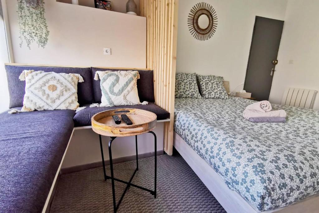 sypialnia z 2 łóżkami pojedynczymi i stołem w obiekcie Studio design tout équipé avec netflix & terrasse w mieście Bourg-en-Bresse