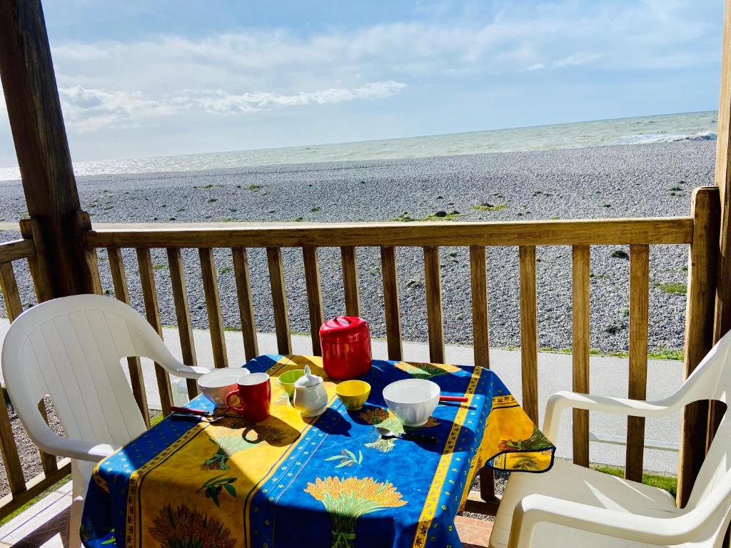 Balkón nebo terasa v ubytování La mer qu’on voit danser….