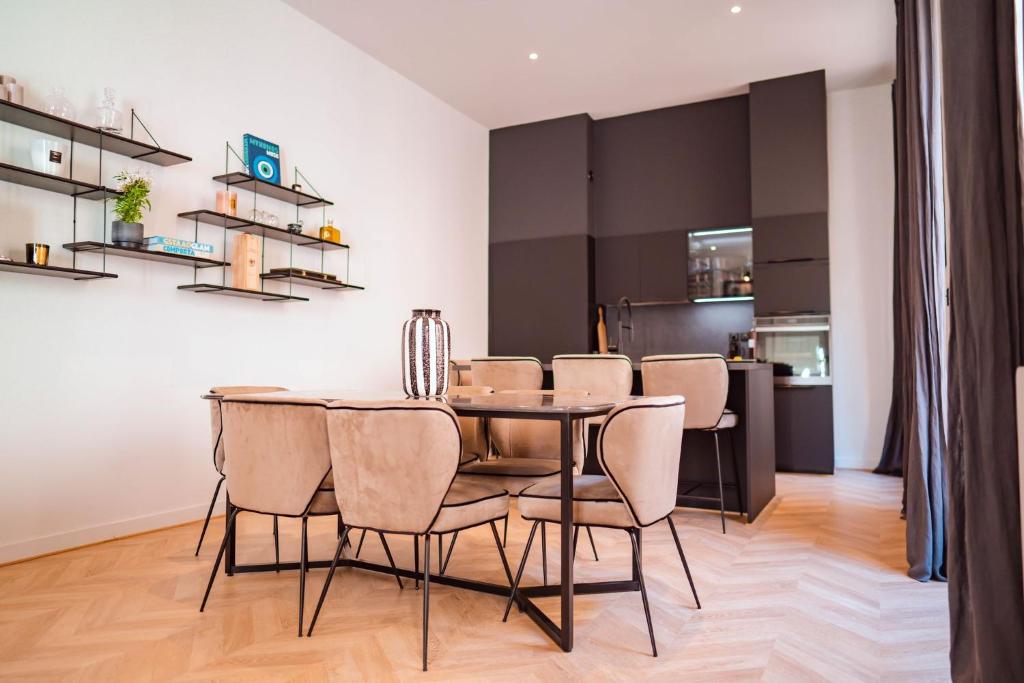 une salle à manger avec une table et des chaises dans l'établissement Hôtel particulier 123m² centre historique Avignon., à Avignon