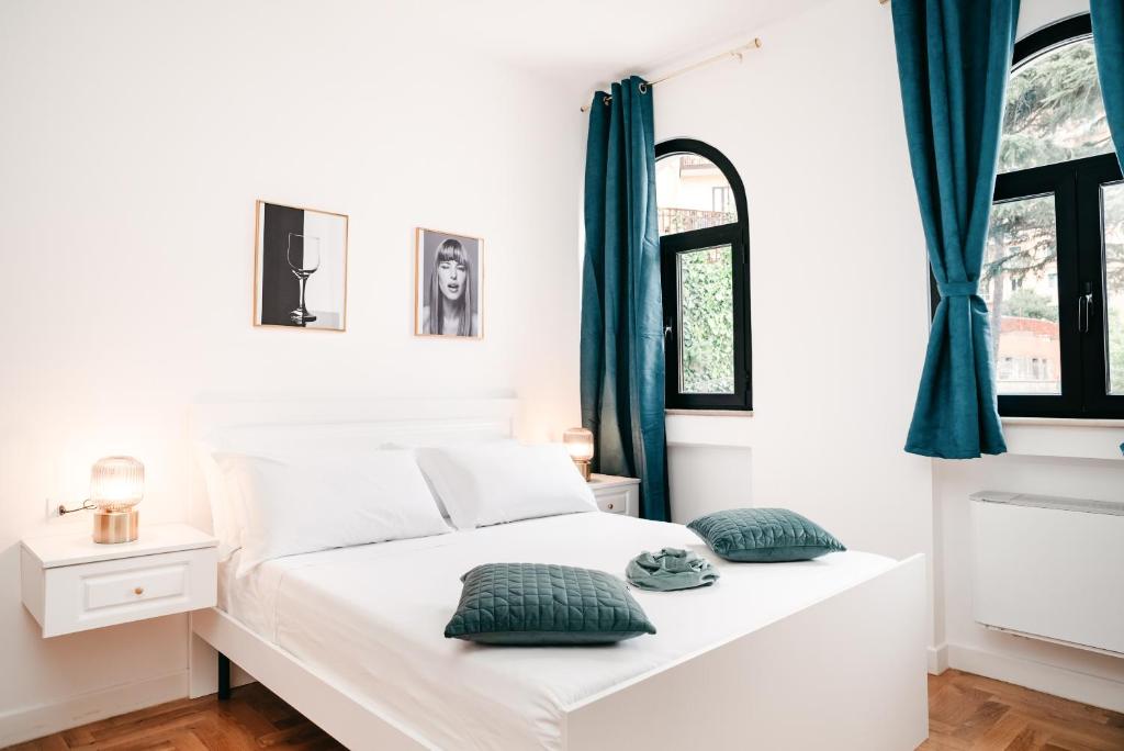 A bed or beds in a room at Vista Napoli Residence by Casa Napoletana