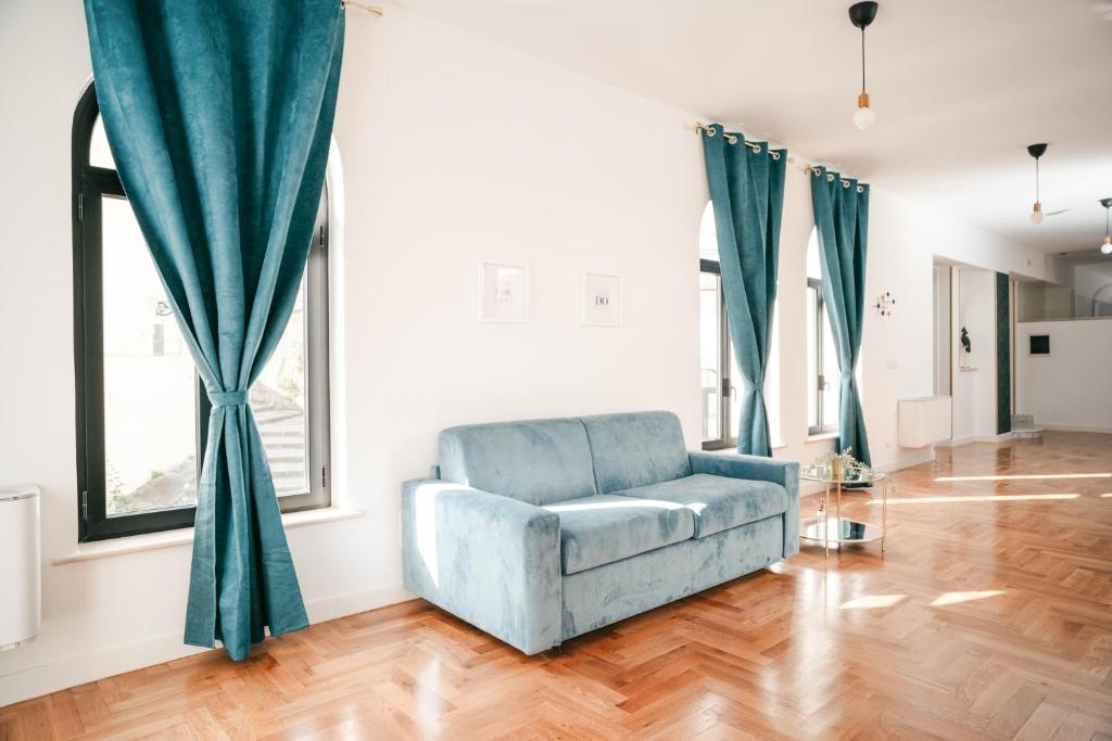A seating area at Vista Napoli Residence by Casa Napoletana
